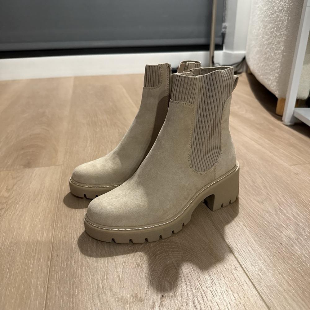 Beige / tan Chelsea boots